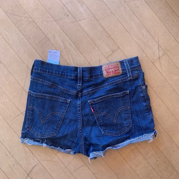 Perfect condition Levi’s shorts - Picture 2 of 2